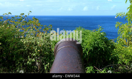 Eine alte Canon weist darauf hin, auf das Meer, die Küste zu verteidigen Stockfoto