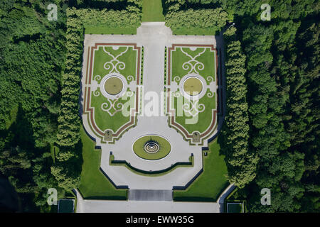 LUFTAUFNAHME. Fröhliches Gesicht im Garten des Schlosses Herrenchiemsee. Herreninsel, Chiemsee, Bayern, Deutschland. Stockfoto