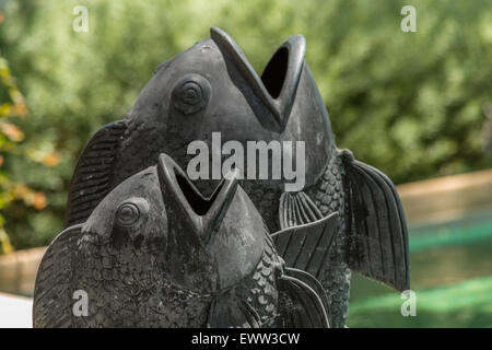 Bronze asiatischen tanzende Fische Statuen am Pool Stockfoto