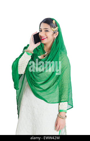 1 indische muslimische Frau reden Handy Stockfoto