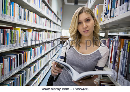 Porträt College Student Lesebuch zur Bibliothek Bücherregal