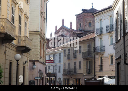 Zentrale Asti mit dem Dom im Hintergrund. Stockfoto