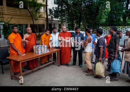 Dhaka, Bangladesch. 1. Juli 2015. 1. Juli 2015 - Dhaka, Bangladesch - buddhistische Mönche verteilen IFTAR (Nahrung, die Muslime während des Ramadan nach dem Fasten ganzer Tag essen) an die armen Muslime in Dhaka. Er spiegelt wider, dass Bangladesch ein Land wo jede Religion friedlich zusammen lebt. Bildnachweis: Mohammad Ponir Hossain/ZUMA Wire/ZUMAPRESS.com/Alamy Live-Nachrichten Stockfoto