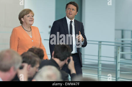 Berlin, Deutschland. 1. Juli 2015. Bundeskanzlerin Angela Merkel und der italienische Ministerpräsident Matteo Renzi kommen zu einer gemeinsamen Pressekonferenz in Berlin, Deutschland, 1. Juli 2015. Foto: Jörg CARSTENSEN/Dpa/Alamy Live News Stockfoto