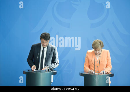 Berlin, Deutschland. 1. Juli 2015. Bundeskanzlerin Angela Merkel und der italienische Ministerpräsident Matteo Renzi liefern eine gemeinsame Pressekonferenz in Berlin, Deutschland, 1. Juli 2015. Foto: Jörg CARSTENSEN/Dpa/Alamy Live News Stockfoto