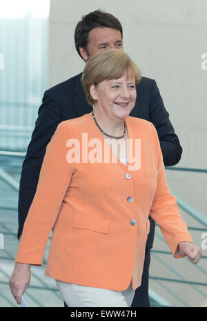 Berlin, Deutschland. 1. Juli 2015. Bundeskanzlerin Angela Merkel und der italienische Ministerpräsident Matteo Renzi kommen zu einer gemeinsamen Pressekonferenz in Berlin, Deutschland, 1. Juli 2015. Foto: Jörg CARSTENSEN/Dpa/Alamy Live News Stockfoto