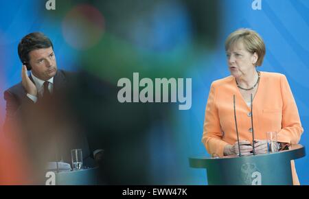 Berlin, Deutschland. 1. Juli 2015. Bundeskanzlerin Angela Merkel und der italienische Ministerpräsident Matteo Renzi liefern eine gemeinsame Pressekonferenz in Berlin, Deutschland, 1. Juli 2015. Foto: Jörg CARSTENSEN/Dpa/Alamy Live News Stockfoto