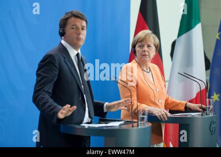 Berlin, Deutschland. 1. Juli 2015. Bundeskanzlerin Angela Merkel und der italienische Ministerpräsident Matteo Renzi liefern eine gemeinsame Pressekonferenz in Berlin, Deutschland, 1. Juli 2015. Foto: Jörg CARSTENSEN/Dpa/Alamy Live News Stockfoto