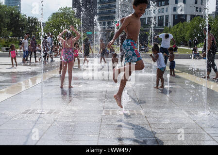 Birmingham, UK, 1. Juli 2015. Kinder, die Abkühlung im Brunnen in der Nähe von Stadtzentrum von Birmingham, wie das Vereinigte Königreich Juli Rekord hohe Temperatur 36,7 C erlebt. Bildnachweis: Andrew Fox/Alamy Live-Nachrichten Stockfoto