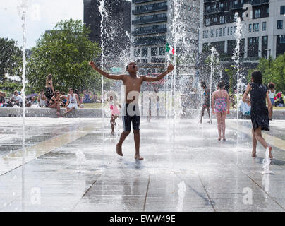 Birmingham, UK, 1. Juli 2015. Kinder, die Abkühlung im Brunnen in der Nähe von Stadtzentrum von Birmingham, wie das Vereinigte Königreich Juli Rekord hohe Temperatur 36,7 C erlebt. Bildnachweis: Andrew Fox/Alamy Live-Nachrichten Stockfoto