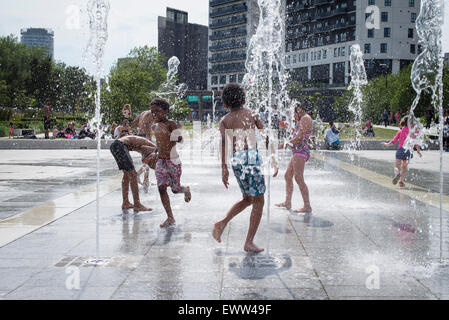 Birmingham, UK, 1. Juli 2015. Kinder, die Abkühlung im Brunnen in der Nähe von Stadtzentrum von Birmingham, wie das Vereinigte Königreich Juli Rekord hohe Temperatur 36,7 C erlebt. Bildnachweis: Andrew Fox/Alamy Live-Nachrichten Stockfoto