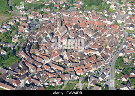 LUFTAUFNAHME. Eguisheim: Wurde als eines der schönsten Dörfer Frankreichs ausgezeichnet und wurde 2013 zum schönsten Dorf Frankreichs gewählt: Elsass, Grand Est, Frankreich. Stockfoto