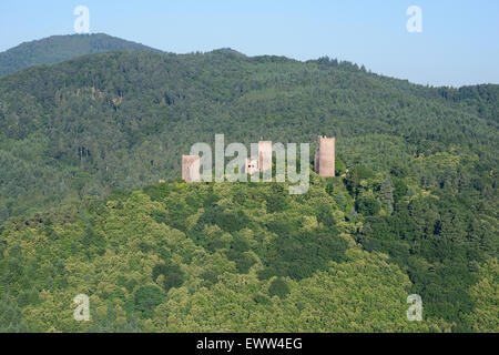 LUFTAUFNAHME. Schlösser In Haut-Eguisheim. Von links nach rechts; Burgen von Dagsbourg, Wahlenbourg und Weckmund. Haut-Rhin, Alsace, Grand Est, Frankreich. Stockfoto