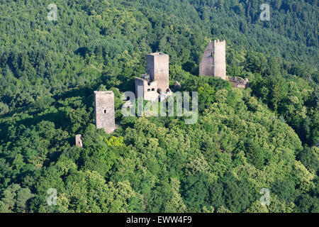 LUFTAUFNAHME. Schlösser In Haut-Eguisheim. Von links nach rechts; Burgen von Dagsbourg, Wahlenbourg und Weckmund. Haut-Rhin, Alsace, Grand Est, Frankreich. Stockfoto