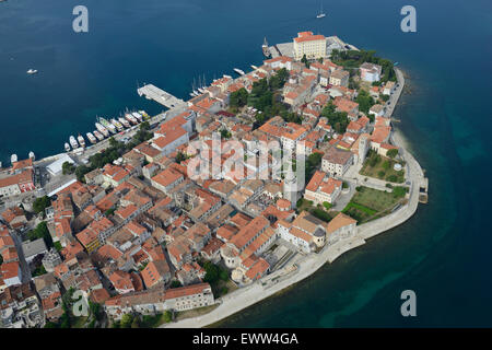 LUFTBILD. Mittelalterliche Stadt auf einer Halbinsel an der Adria. Porec (auch bekannt als Parenzo, sein italienischer Name), Istrien, Kroatien. Stockfoto