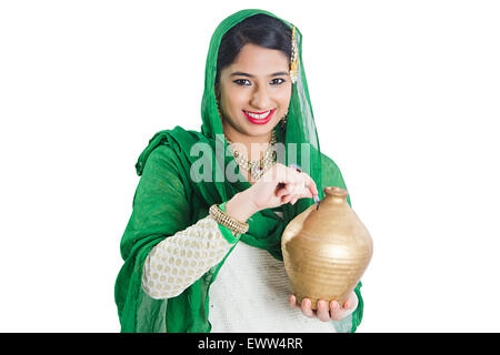 1 indische muslimische Frau sparen Geld Piggy Bank Stockfoto