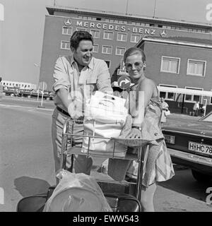 Die deutsche Sängerin und Plant Heidi Brühl mit Musimanager Stefan v. Baranski, Deutschland 1970er Jahre. Deutsche Sängerin und Schauspielerin Heidi Bruehl mit Music Manager Stefan v. Baranski, Deutschland 1970. Neg 4 Stockfoto