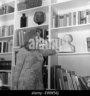 Deutsche Plant und Autorin Ruth Maria Kubitschek, Deutschland 1960er Jahre. Die deutsche Schauspielerin Ruth Maria Kubitschek, Deutschland der 1960er Jahre. Neg 91 Stockfoto