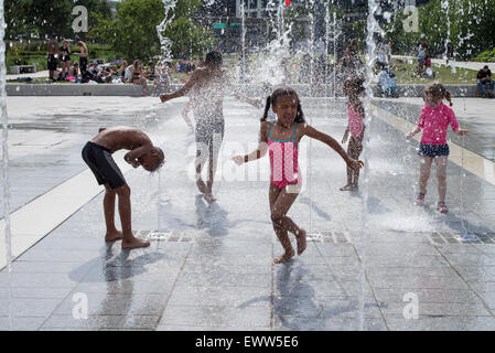 Birmingham, UK, 1. Juli 2015. Kinder, die Abkühlung im Brunnen in der Nähe von Stadtzentrum von Birmingham, wie das Vereinigte Königreich Juli Rekord hohe Temperatur 36,7 C erlebt. Bildnachweis: Andrew Fox/Alamy Live-Nachrichten Stockfoto