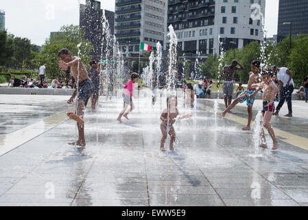 Birmingham, UK, 1. Juli 2015. Kinder, die Abkühlung im Brunnen in der Nähe von Stadtzentrum von Birmingham, wie das Vereinigte Königreich Juli Rekord hohe Temperatur 36,7 C erlebt. Bildnachweis: Andrew Fox/Alamy Live-Nachrichten Stockfoto