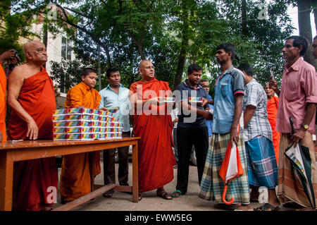 Dhaka, Bangladesch. 1. Juli 2015. 1. Juli 2015 - Dhaka, Bangladesch - buddhistische Mönche verteilen IFTAR (Nahrung, die Muslime während des Ramadan nach dem Fasten ganzer Tag essen) an die armen Muslime in Dhaka. Er spiegelt wider, dass Bangladesch ein Land wo jede Religion friedlich zusammen lebt. Bildnachweis: Mohammad Ponir Hossain/ZUMA Wire/ZUMAPRESS.com/Alamy Live-Nachrichten Stockfoto