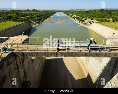 1. Juli 2015 - Nong Bua, Lopburi, Thailand - Instandhalter bei Pa Sak Dam. Die Hochwasserentlastung unter ihnen ist normalerweise voller Wasser. Zentral-Thailand ist mit Trockenheit zu kämpfen. Einer Schätzung zufolge ist etwa 80 Prozent der landwirtschaftlichen Nutzfläche Thailands bei Trockenheit wie Bedingungen und Bauern mitgeteilt hat, Pflanzen neue Anbauflächen von Reis, den Bereich wichtigste Einnahmequelle zu stoppen. Wasser in den Stauseen sind unter 10 Prozent ihrer Kapazität, ein Rekordtief. Wasser in einigen Stauseen ist so gering, Wasser nicht mehr fließt durch die Hellinge und stattdessen in Bewässerungskanäle aus dem Behälter gepumpt werden muss. Bauernhof Stockfoto