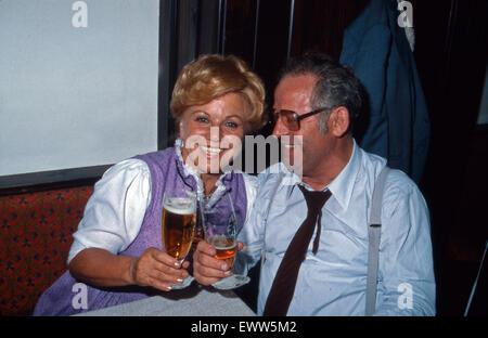 Deutsche volkstümliche Sängerin Maria Hellwig mit Ehemann und Manager Addi beim Bier, Deutschland 1980er Jahre. Deutsche folk Sängerin Maria Hellwig mit einem Bier mit Ehemann Addi, Deutschland der 80er Jahre. Stockfoto