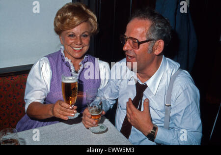 Deutsche volkstümliche Sängerin Maria Hellwig mit Ehemann und Manager Addi beim Bier, Deutschland 1980er Jahre. Deutsche folk Sängerin Maria Hellwig mit einem Bier mit Ehemann Addi, Deutschland der 80er Jahre. Stockfoto
