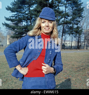 'Deutsche Emma Peel", Ina Assmann, Deutschland 1960er Jahre. "Deutsche Emma Peel", Schauspielerin Ina Assmann, Deutschland der 1960er Jahre. 6x6 Dia3 Stockfoto