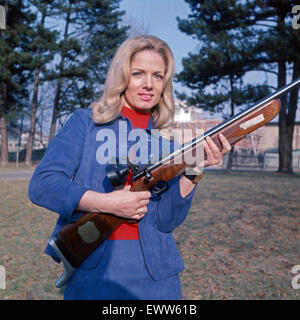 'Deutsche Emma Peel", Ina Assmann, Deutschland 1960er Jahre. "Deutsche Emma Peel", Schauspielerin Ina Assmann, Deutschland der 1960er Jahre. 6x6 Dia3 Stockfoto