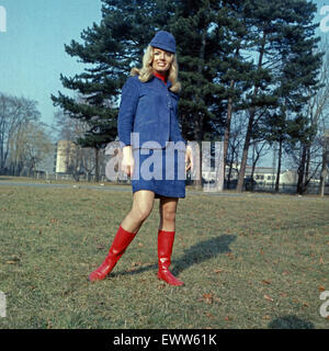 'Deutsche Emma Peel", Ina Assmann, Deutschland 1960er Jahre. "Deutsche Emma Peel", Schauspielerin Ina Assmann, Deutschland der 1960er Jahre. 6x6 Dia3 Stockfoto