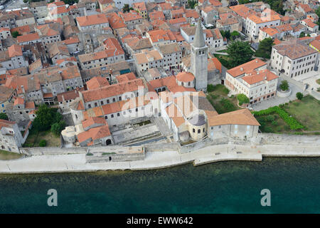 LUFTAUFNAHME. Basilika Von Ruhrasius. Es ist ein UNESCO-Weltkulturerbe. Porec (auch bekannt als Parenzo, sein italienischer Name), Istrien, Kroatien. Stockfoto