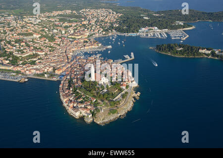 LUFTAUFNAHME. Die Kirche der heiligen Euphemia krönt die Altstadt von Rovinj (auch Rovigno genannt) und steht auf einer malerischen Halbinsel. Istrien, Kroatien. Stockfoto