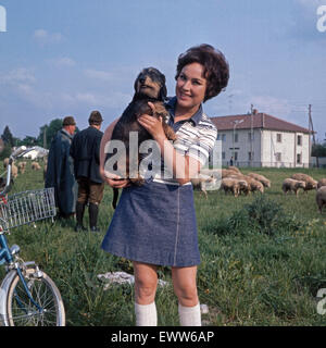 Die deutsche Sängerin und Plant Monika Dahlberg, mit ihrem Hund, Deutschland, 1960er Jahre. Deutsche Sängerin und Schauspielerin Monika Dahlberg mit ihrem Hund, Deutschland der 1960er Jahre. 6x6-Dia 15. Stockfoto