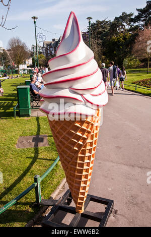 Riesige Eis Kegel Werbung für Eisdiele an einem Frühlingstag von Sunny am unteren Gärten, Bournemouth Stadt Zentrum, Dorset, E Stockfoto