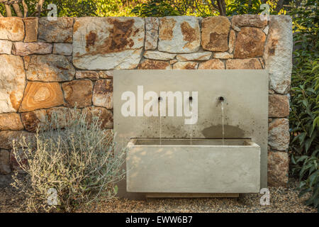 Garten Brunnen auf Naturstein Wand montiert Stockfoto