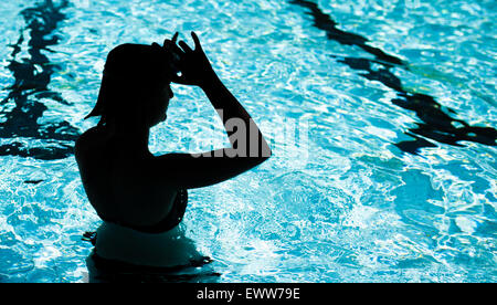 Berlin, Deutschland. 1. Juli 2015. Die Silhouette einer Frau in einem Schwimmbad in Berlin, Deutschland, 1. Juli 2015. Die europäischen Wettervorhersage verspricht hohe Temperaturen für die nächsten paar Tage. Foto: FLORIAN GAERTNER/Dpa/Alamy Live News Stockfoto