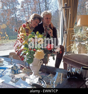 Der österreichischen Plant Maria Schell mit Ehemann Veit Relin, Deutschland 1970er Jahre. Die österreichische Schauspielerin Maria Schell mit Ehemann Veit Relin, Deutschland 1970. 6x6-Dia 33 Stockfoto