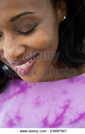 Lächelnde Frau mit geschlossenen Augen hautnah