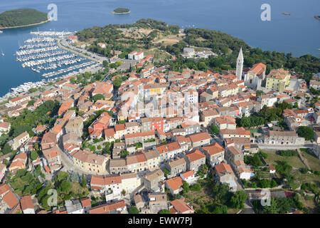 LUFTAUFNAHME. Mittelalterliches Dorf auf einem Hügel mit Blick auf die Adriaküste. Vrsar (auch bekannt als Orsera, sein italienischer Name), Istrien, Kroatien. Stockfoto