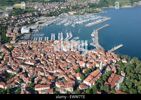 LUFTAUFNAHME. Marina von Izola. Stadt Izola (auch bekannt als Isola, sein italienischer Name), Slowenien. Stockfoto