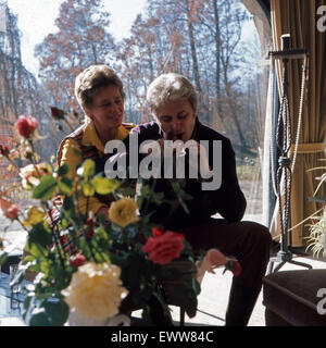 Der österreichischen Plant Maria Schell mit Ehemann Veit Relin, Deutschland 1970er Jahre. Die österreichische Schauspielerin Maria Schell mit Ehemann Veit Relin, Deutschland 1970. 6x6-Dia 49 Stockfoto