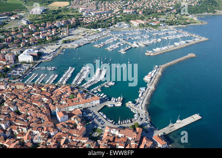 LUFTAUFNAHME. Marina von Izola. Stadt Izola (auch bekannt als Isola, sein italienischer Name), Slowenien. Stockfoto