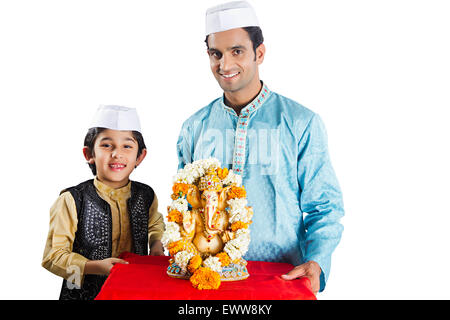 indische Marathi-Vater und Sohn Ganpat Skulptur Anbetung Stockfoto