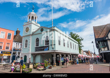 Beschäftigt Markttag von der Guildhall in Faversham Stadt Zentrum Kent Stockfoto