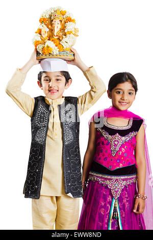 1 indische Marathi Kinder Bruder und Schwester Ganpat Skulptur Anbetung Stockfoto