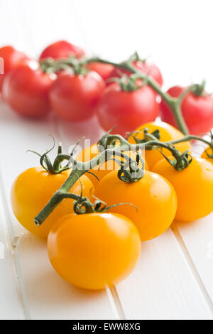 gelbe und rote Tomaten auf Holztisch Stockfoto