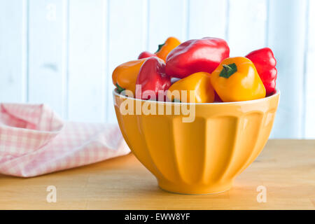 Mini-Paprika in Schüssel auf Küchentisch Stockfoto