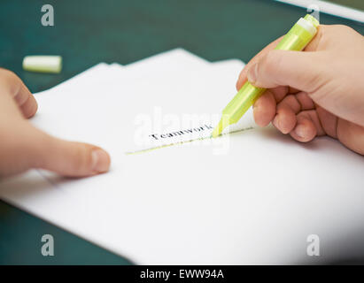 Markieren von Wörtern in einer Teamarbeit-definition Stockfoto