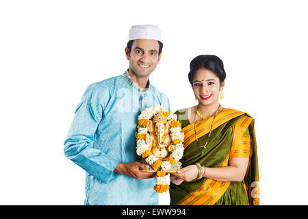 2 indische Marathi verheiratet paar Ganpat Skulptur Anbetung Stockfoto